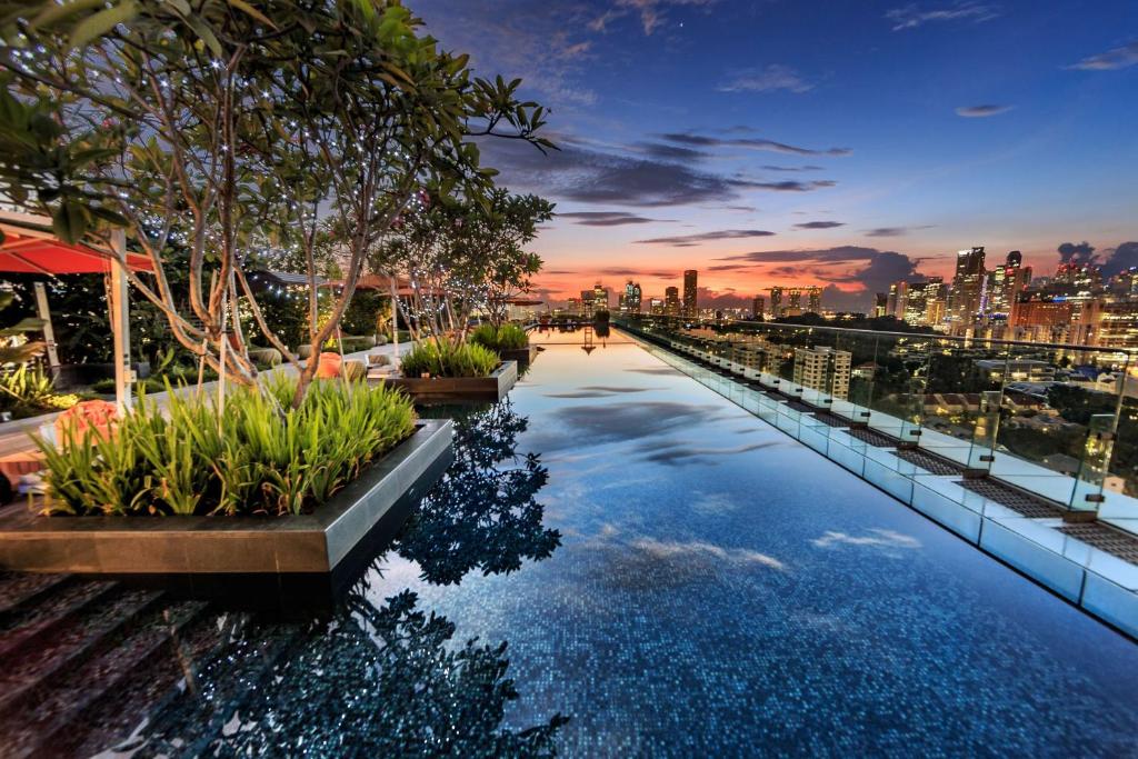 Rooftop infinity pool at Hotel Jen Orchardgateway Singapore