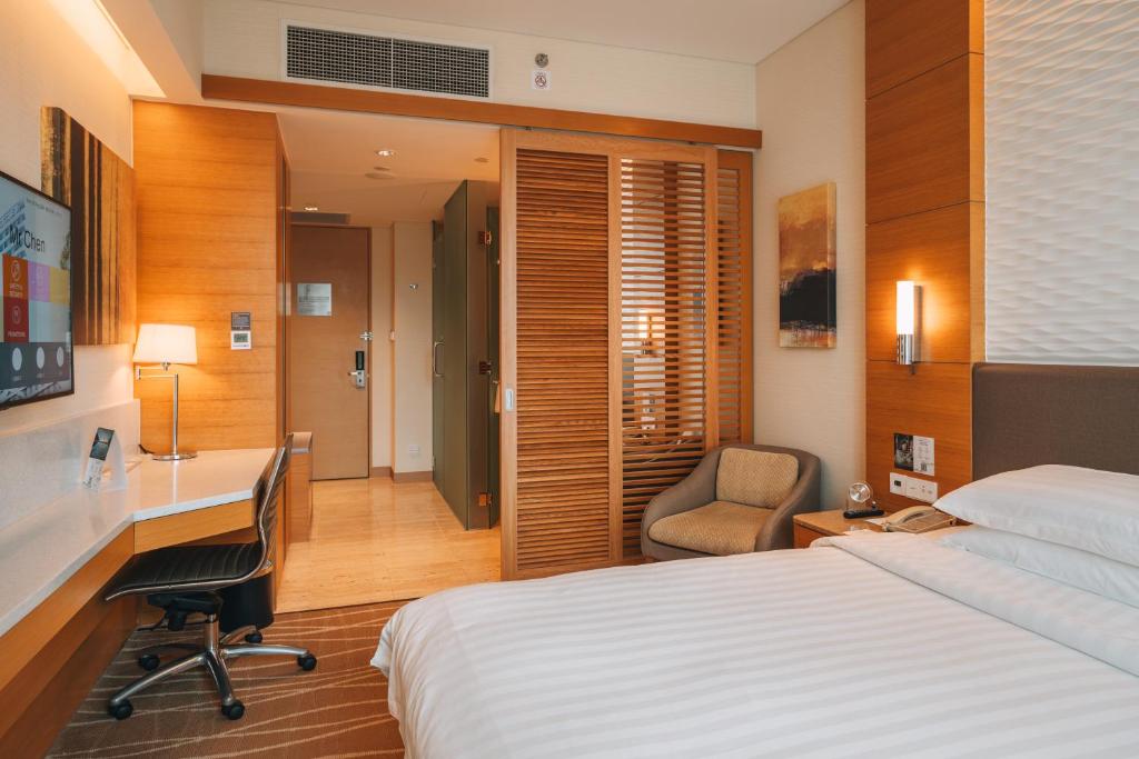 Guest room at Hotel Jen Orchardgateway Singapore